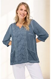 Damenpullover in jeansblau mit Ton-in-Ton Sternenmuster auf der Front, rundem Ausschnitt mit feiner Wellenkante, 3/4-langen Ärmeln, geradem Schnitt, getragen von stehender Frau