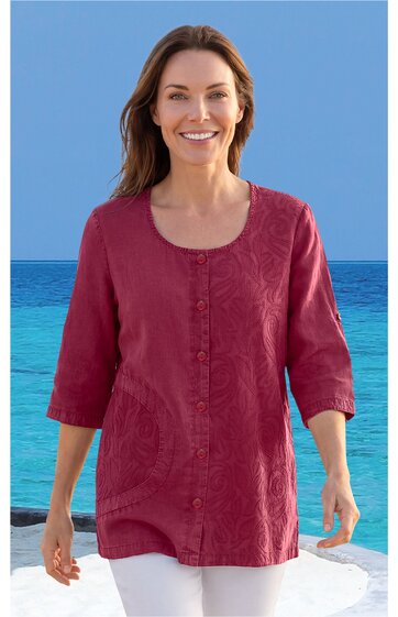 Rotrote Bluse mit feinem Muster, rundem Halsausschnitt, durchgehende Knopfleiste, 3/4-Ärmel, gerade geschnitten, getragen von lächelnder Frau vor Meereskulisse