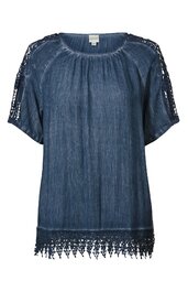 Dunkelblaue Bluse mit kurzen Ärmeln, glatter Stoff, rundem Ausschnitt mit leichtem Rüscheneffekt, Ärmelschlitze mit Spitzendetails, unterer Saum mit breiter Spitzenbordüre