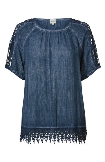 Dunkelblaue Bluse mit kurzen Ärmeln, glatter Stoff, rundem Ausschnitt mit leichtem Rüscheneffekt, Ärmelschlitze mit Spitzendetails, unterer Saum mit breiter Spitzenbordüre
