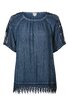 Dunkelblaue Bluse mit kurzen Ärmeln, glatter Stoff, rundem Ausschnitt mit leichtem Rüscheneffekt, Ärmelschlitze mit Spitzendetails, unterer Saum mit breiter Spitzenbordüre