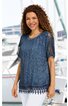 Marineblaue Bluse mit halblangen Ärmeln, Häkelspitzen-Details an Ärmeln und Saum, rundem Halsausschnitt, locker sitzend, getragen von lächelnder Frau mit lockigen dunklen Haaren, stehend vor maritimem Hintergrund