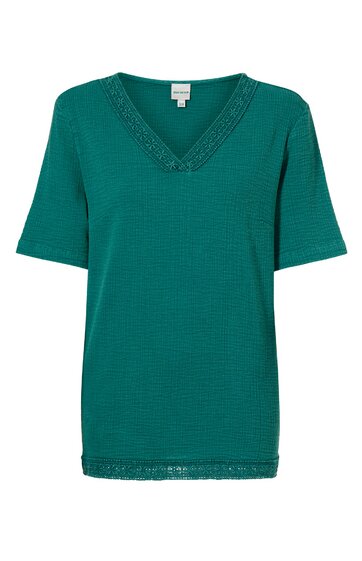 T-Shirt in dunkelgrün mit V-Ausschnitt, kurze Ärmel, gerade geschnitten, gehäkelte Details am Ausschnitt und Saum