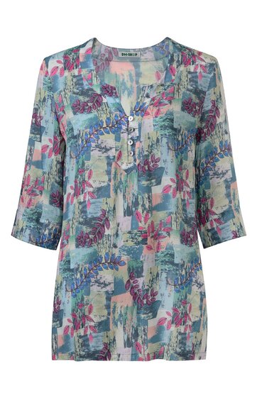 Bluse in hellem Türkis mit gemischtem floralen Muster in Blau, Pink und Weiß, V-Ausschnitt mit Knopfleiste, 3/4-lange Ärmel, lockere Form