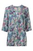 Bluse in hellem Türkis mit gemischtem floralen Muster in Blau, Pink und Weiß, V-Ausschnitt mit Knopfleiste, 3/4-lange Ärmel, lockere Form