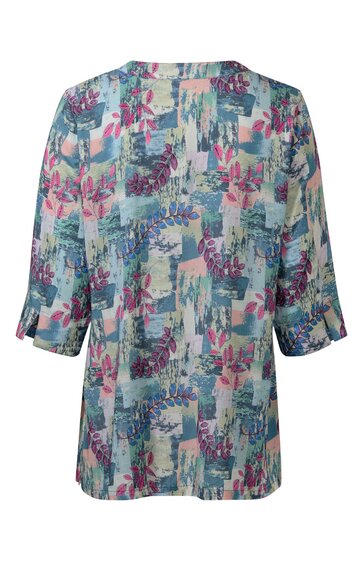 Halblanges Damenoberteil in hellblau mit abstraktem mehrfarbigem Muster in rosa, violett und weiß, rundhalsausschnitt, 3/4-ärmel mit Schlitz, leichter gerader Schnitt
