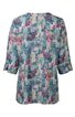 Halblanges Damenoberteil in hellblau mit abstraktem mehrfarbigem Muster in rosa, violett und weiß, rundhalsausschnitt, 3/4-ärmel mit Schlitz, leichter gerader Schnitt
