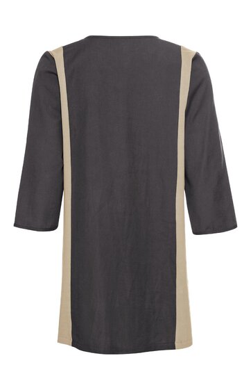 Dunkelgraues Kleid mit hellbeigen seitlichen Streifen, gerade geschnittener Rücken ohne Muster, halblange Ärmel, rundhalsausschnitt, knielang