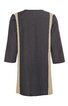 Dunkelgraues Kleid mit hellbeigen seitlichen Streifen, gerade geschnittener Rücken ohne Muster, halblange Ärmel, rundhalsausschnitt, knielang