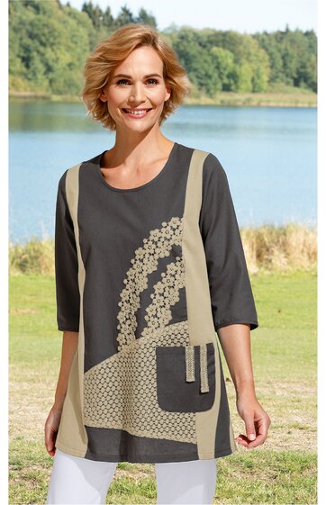 Kaffeemaschine in Schwarz und Silber, rechteckige Form, Display mit Tasten auf der Vorderseite, Wassertank auf der Rückseite, Tropfschale unten, kompakte Bauweise