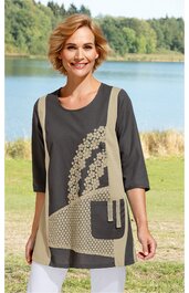 Kaffeemaschine in Schwarz und Silber, rechteckige Form, Display mit Tasten auf der Vorderseite, Wassertank auf der Rückseite, Tropfschale unten, kompakte Bauweise