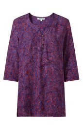 Lila Bluse mit floralen, roten und dunkelblauen Mustern, Rundhalsausschnitt, kurzer Knopfleiste mit schwarzen Knöpfen, dreiviertellange Ärmel, gerade geschnitten
