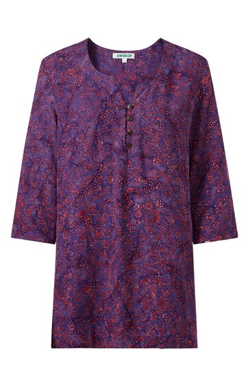 Lila Bluse mit floralen, roten und dunkelblauen Mustern, Rundhalsausschnitt, kurzer Knopfleiste mit schwarzen Knöpfen, dreiviertellange Ärmel, gerade geschnitten