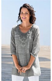 Graue Damenbluse mit floralem Stickmuster am Rundhalsausschnitt, 3/4-Ärmel, gerade geschnitten, getragen von lächelnder Frau in stehender Position