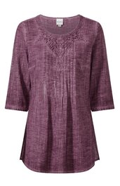 Lila Bluse mit feinem Streifenmuster, rundem Ausschnitt mit Spitze, 3/4-Ärmel, leicht ausgestellte Passform, seitliche Schlitze