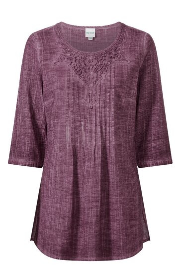 Lila Bluse mit feinem Streifenmuster, rundem Ausschnitt mit Spitze, 3/4-Ärmel, leicht ausgestellte Passform, seitliche Schlitze