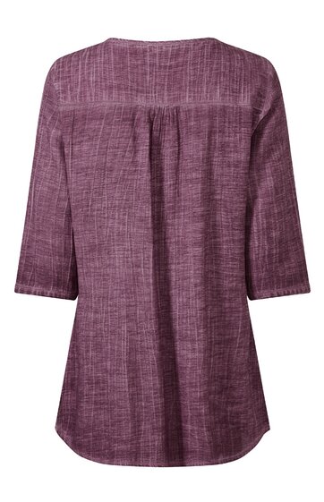 Damenbluse in dunklem Mauve mit feinem Streifenmuster, 3/4-Ärmel, gerader Schnitt mit Rundhalsausschnitt, Rückenpasse mit Falten