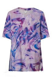 Langes T-Shirt in Violett mit abstraktem, mehrfarbigem Muster in Hellblau, Rosa und Weiß, Rundhalsausschnitt, halblange Ärmel, gerader Schnitt