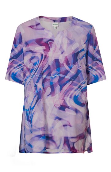 Langes T-Shirt in Violett mit abstraktem, mehrfarbigem Muster in Hellblau, Rosa und Weiß, Rundhalsausschnitt, halblange Ärmel, gerader Schnitt