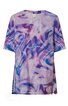 Langes T-Shirt in Violett mit abstraktem, mehrfarbigem Muster in Hellblau, Rosa und Weiß, Rundhalsausschnitt, halblange Ärmel, gerader Schnitt