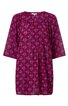 Damen-Tunika in dunkelrot mit buntem Blumenmuster, Rundhalsausschnitt, 3/4-lange Ärmel, gerade geschnitten