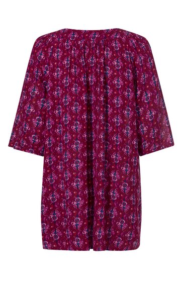 Magenta Bluse mit dunkelblauem und weißem Blumenmuster, lockere Passform, 3/4-lange Ärmel, Rundhalsausschnitt mit kleiner Knopfleiste vorne, Rückenfalte für mehr Bewegungsfreiheit