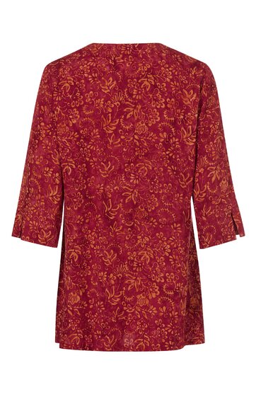 Damenbluse dunkelrot mit orangefarbenem Blumenmuster, 3/4-Ärmel mit Schlitz, gerade geschnitten, rückseitig ohne Kragen, ohne sichtbare Knöpfe