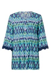 Bluse in hellblau und mintgrün mit dunkelblauem Ikatmuster, Rundhalsausschnitt mit Knopfleiste, halblange Ärmel mit dunkelblauem Spitzenabschluss