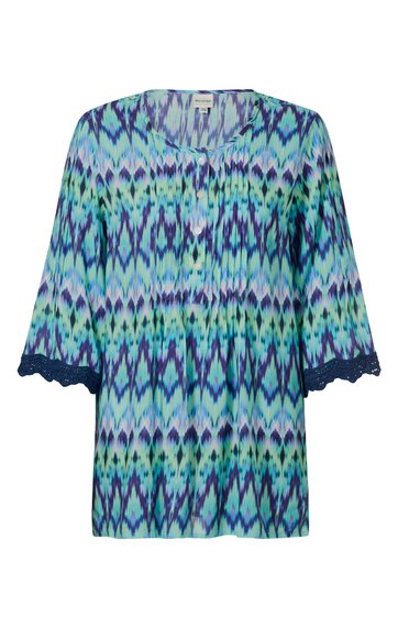 Bluse in hellblau und mintgrün mit dunkelblauem Ikatmuster, Rundhalsausschnitt mit Knopfleiste, halblange Ärmel mit dunkelblauem Spitzenabschluss