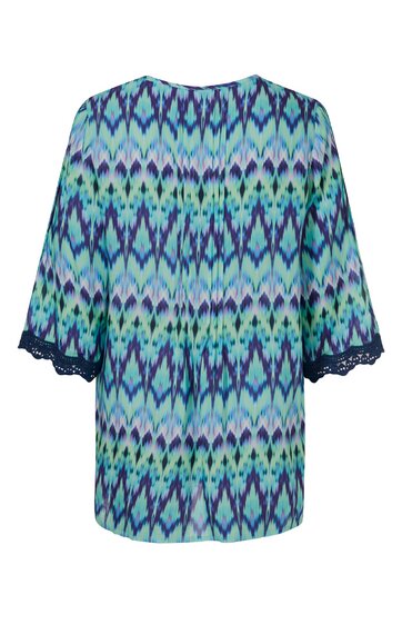 Bluse in blau und türkis mit geometrischem Zickzackmuster, Rundhalsausschnitt, halblange Ärmel mit Spitzenabschluss, gerade geschnitten
