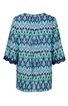 Bluse in blau und türkis mit geometrischem Zickzackmuster, Rundhalsausschnitt, halblange Ärmel mit Spitzenabschluss, gerade geschnitten
