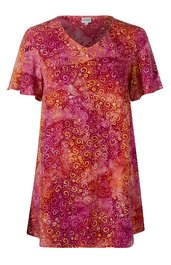 Kurzärmeliges T-Shirt, mehrfarbig mit rot, orange und rosa Tönen, abstraktes Wirbelmuster, V-Ausschnitt, gerade geschnitten