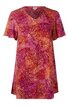 Kurzärmeliges T-Shirt, mehrfarbig mit rot, orange und rosa Tönen, abstraktes Wirbelmuster, V-Ausschnitt, gerade geschnitten