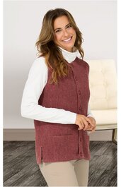 Ärmellose Weste in dunklem Altrosa mit Knopfleiste, zwei Eingrifftaschen, seitliche Schlitze, getragen von lächelnder Frau in weißem Rollkragenpullover und hellen Hosen, stehende Pose