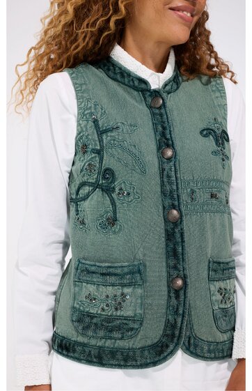 Grüne Weste mit Blumenstickerei, Rundhalsausschnitt, durchgehende Knopfleiste mit fünf runden Knöpfen, zwei aufgesetzte Taschen mit Verzierungen, getragen von frontal sichtbarer Person in weißem Hemd