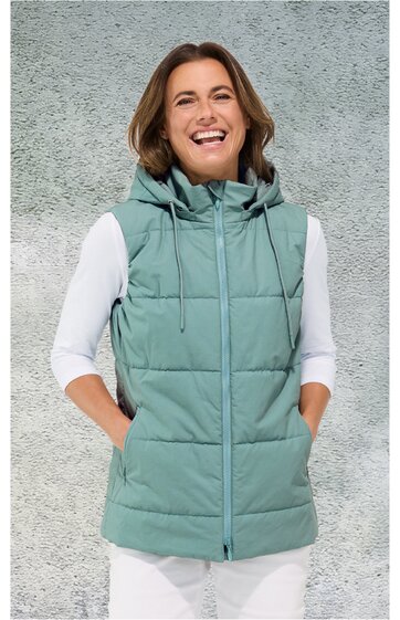 Hellgrüne gesteppte Damenweste mit Stehkragen und Kapuze, durchgehender Reißverschluss, Ärmellos, zwei seitliche Eingrifftaschen, getragen von lächelnder Frau mit weißen Dreiviertelarmshirt und weißer Hose