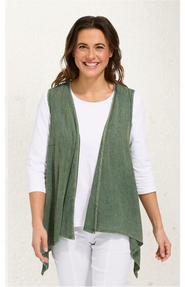 Grüne offene Weste ohne Verschluss, asymmetrischer Saum, getragen von lächelnder Frau mit weißem Langarmshirt und weißer Hose, locker fallend