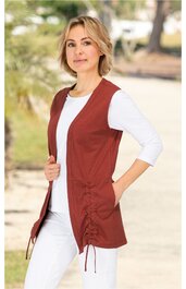 Rotes Damenweste ohne Ärmel, offene Front, seitliche Tunnelzüge mit Kordel, langer Schnitt, getragen von stehendem Modell mit weißem dreiviertelarmshirt und weißer Hose