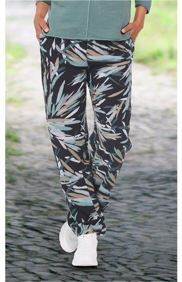 Hose in Schwarz, Hellblau und Beige mit abstraktem Muster, gerade geschnittener Bund, seitliche Eingrifftaschen, getragen von stehender Person, normales Beinmaß, weiße Sportschuhe