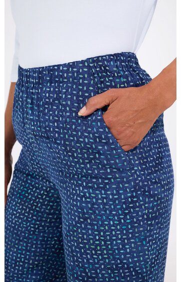 Dunkelblaue Hose mit feinem hellblau-weißem Linienmuster, elastischer Bund, seitliche Eingrifftasche, getragen von stehender Person, lockere Passform