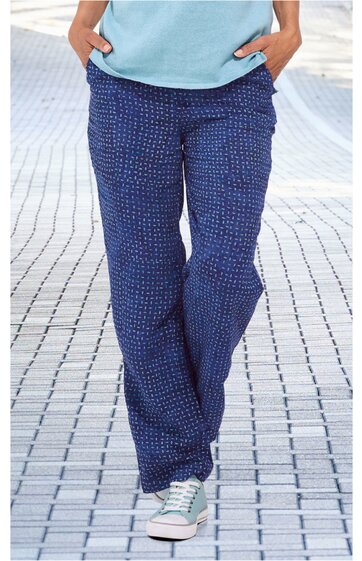 Dunkelblaue Hose mit kleinem weißen Punktemuster, gerader Schnitt, seitliche Eingrifftaschen, getragen von stehender Person, Taillenbund mit Knopfverschluss