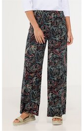 Weite lange Hose in Schwarz mit Paisley-Muster in Blau, Rot und Beige, elastischer Bund, getragen von stehender Person, gerade geschnitten