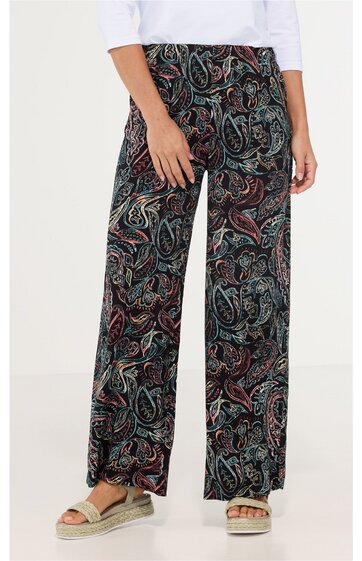 Weite lange Hose in Schwarz mit Paisley-Muster in Blau, Rot und Beige, elastischer Bund, getragen von stehender Person, gerade geschnitten