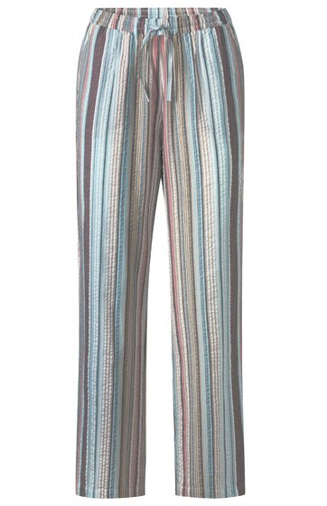 Kaffeemaschine in Schwarz und Silber, rechteckige Form, Display mit Tasten auf der Vorderseite, Wassertank auf der Rückseite, Tropfschale unten, kompakte Bauweise