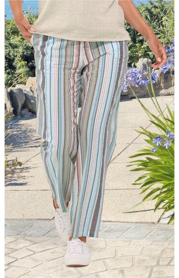 Lockere lange Hose mit vertikalen Streifen in Hellblau, Weiß, Hellgrün, Rosa und Grau, gerade geschnitten, getragen von stehender Person, elastischer Bund, Seitennaht mit offenem Saum