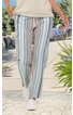 Lockere lange Hose mit vertikalen Streifen in Hellblau, Weiß, Hellgrün, Rosa und Grau, gerade geschnitten, getragen von stehender Person, elastischer Bund, Seitennaht mit offenem Saum