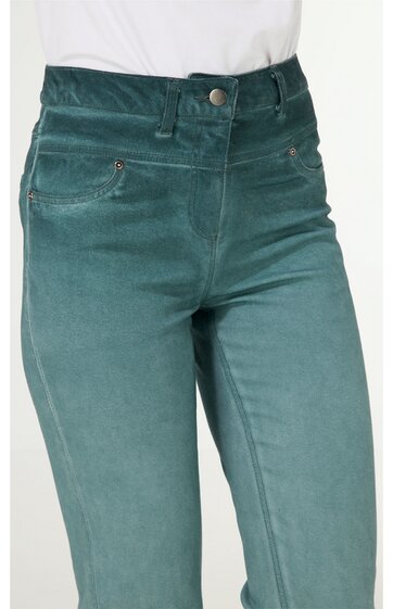 Hose in grünblau mit schmalem Schnitt, fünf Taschen, Metallknopfverschluss, Bund mit Gürtelschlaufen, getragen von Person in weißem Oberteil