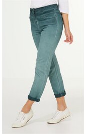 Damenhose in dunklem Türkis, schmal geschnitten, mit aufgekrempelten Hosenbeinen, hohem Bund, seitlichen Eingrifftaschen, getragen von stehender Person, weiße Sneaker