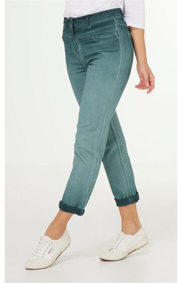 Damenhose in dunklem Türkis, schmal geschnitten, mit aufgekrempelten Hosenbeinen, hohem Bund, seitlichen Eingrifftaschen, getragen von stehender Person, weiße Sneaker