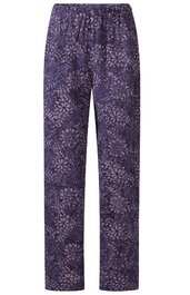 Kaffeemaschine in Schwarz und Silber, rechteckige Form, Display mit Tasten auf der Vorderseite, Wassertank auf der Rückseite, Tropfschale unten, kompakte Bauweise